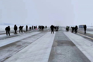 信陽明港機(jī)場抗擊冰雪，護(hù)航旅客回家路